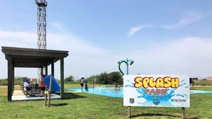 Segnaletica per Splash Park con piscina e area relax coperta.