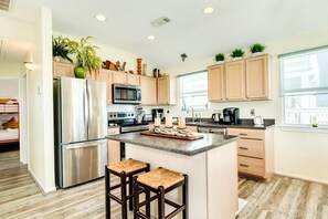 ثلاجة، ميكروويف، فرن، موقد طهي مسطح