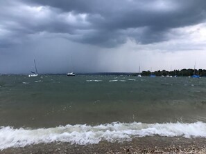 Ein Strand mit Booten und einem bewölkten Himmel.
