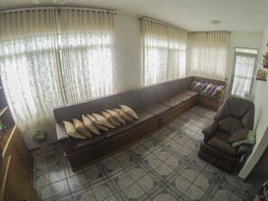 TV, DVD player, ping pong, music library - Sitio do Jota - 45 min from SP - Km 54 Castelo Branco - Comfort and Nature (Araçariguama)