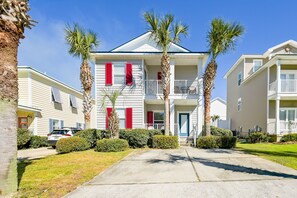 Exterior - Bright & Spacious 30A Beach Home w/pool & grill, walk to beach & top restaurants (Santa Rosa Beach)