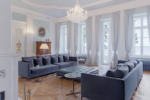 Televisión, reproductor de DVD, libros y videoteca