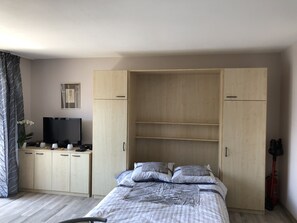 1 slaapkamer, een strijkplank/strijkijzer, wifi, beddengoed