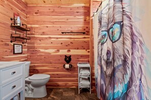 Sèche-cheveux, serviettes fournies, savon, shampoing