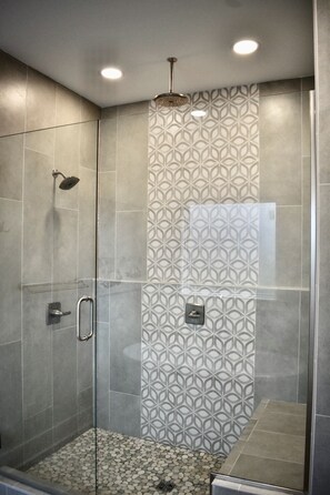 Combined shower/tub, towels