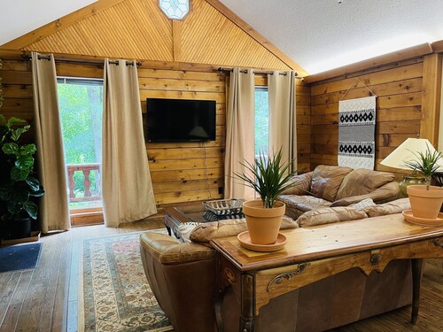 The Red Fox Cabin - Urban Retreat