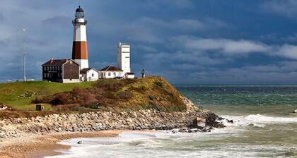 NEW LISTING - Newly Renovated Beach Home - Short Walk to Beach and Town