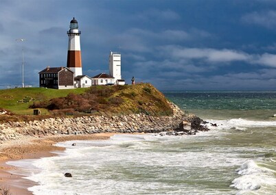 NEW LISTING - Newly Renovated Beach Home - Short Walk to Beach and Town