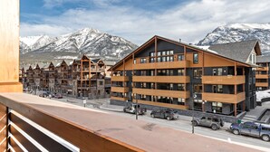 Ein modernes Hotel mit mehreren Stockwerken und Blick auf das Gebirge.