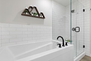 Baignoire, séchoir à cheveux, serviettes fournies, savon