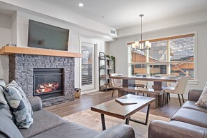 Smart TV, fireplace, books, stereo - Luxury 1 Bedroom + Den Spring Creek Condo (Canmore)