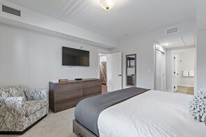 2 makuuhuonetta, tallelokero huoneessa, silitysrauta/-lauta