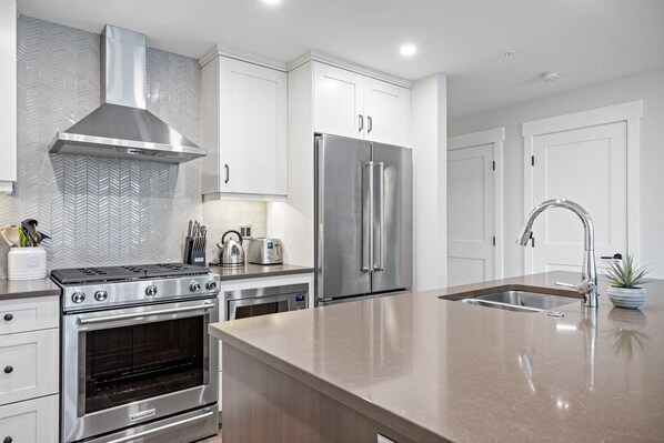 Jääkaappi, mikroaaltouuni, uuni, liesi