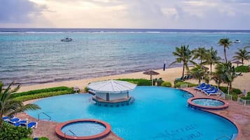 Una piscina al aire libre, una piscina climatizada