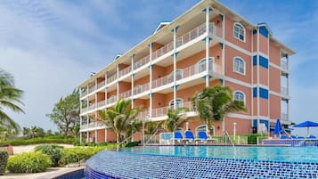 Una piscina al aire libre, una piscina climatizada