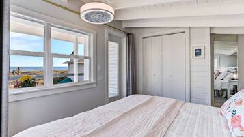 1 quarto, escrivaninha, ferros/tábuas de passar roupa, berço de viagem