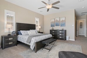 3 عدّة غرف نوم ومكواة/لوح كي وواي فاي وملاءات أسرّة