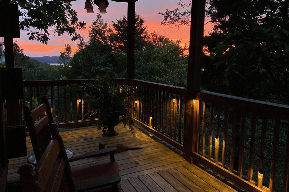 CENTER HILL XL CABIN min to I-40 Lake views all year walkable Hurricane Marina