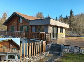 A two-story house with a wooden cabin and a modern extension. - Mountain cabin for 12 people near Gérardmer (Gerbépal)