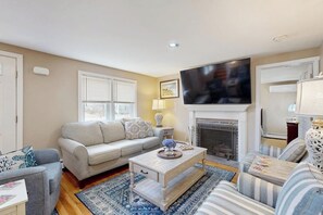 Una televisión, una chimenea, un futbolín, libros