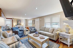 Una televisión, una chimenea, un futbolín, libros