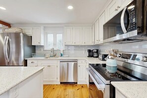 Frigorífico, microondas, horno y placa de cocina