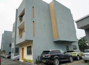 Exterior - Tranquil Open-plan 2BR duplex w/pool+smart lock (Lagos)