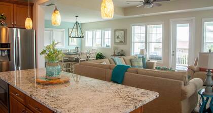 Beachside Bliss! Ocean views, beautiful pool and a 2 minute walk to the beach!