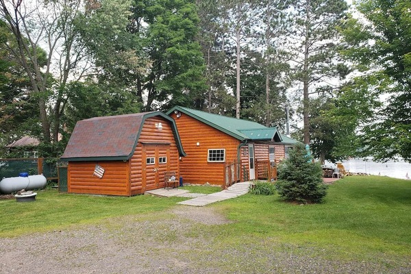 Exterior view of cabin from the parking area.