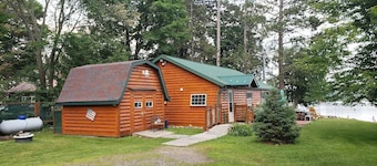 Blissful cozy, year round, lakeside cabin on Butternut Lake. Dogs welcome.