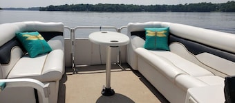 Blissful cozy, year round, lakeside cabin on Butternut Lake.  Dogs welcome.