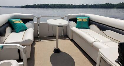 Blissful cozy, year round, lakeside cabin on Butternut Lake.  Dogs welcome.