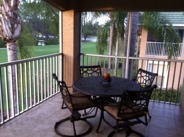 屋外ダイニングエリア