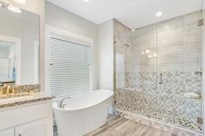 Combined shower/tub, hair dryer, towels