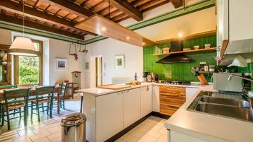 Frigorifero, piano cottura, lavastoviglie, macchina per tè/caffè