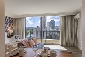 Interior - Partial Ocean View King STUDIO with Kitchenette and FREE WIFI! (Honolulu)