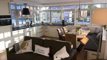 Televisie, een open haard en een stereo