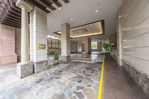 Property grounds - Partial Ocean King Studio with Kitchenette, AC, and Free WIFI! (Honolulu)