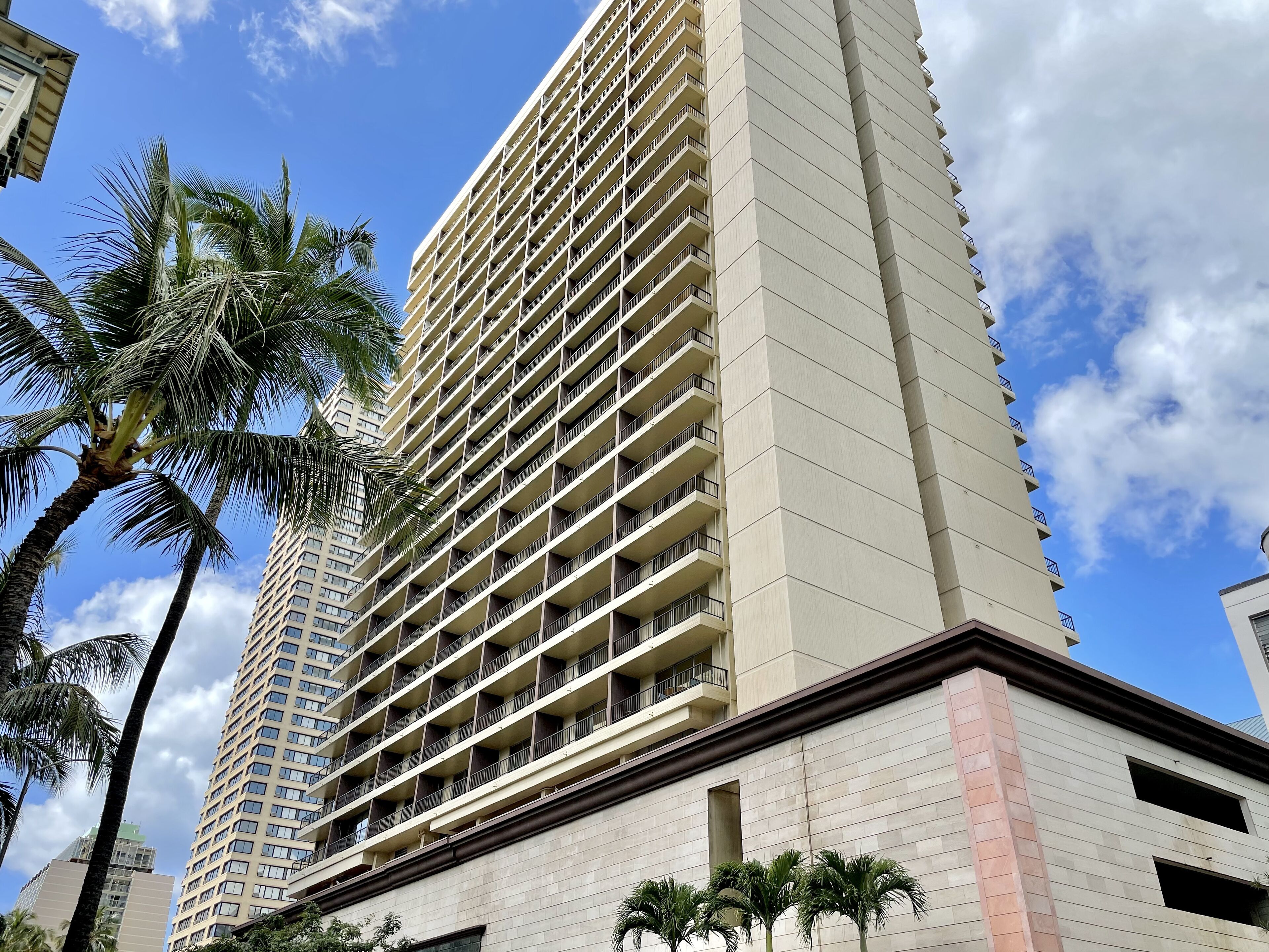 Un hotel moderno de gran altura con varios balcones y un diseño arquitectónico actual.