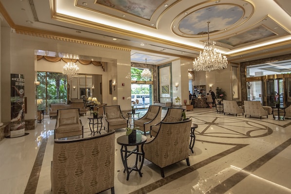 Lobby - Partial Ocean King Studio with Kitchenette, AC, and Free WIFI! (Honolulu)