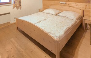 4 bedrooms, travel crib, free WiFi