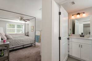 4 bedrooms, WiFi - Elegant, Modern Home 12 Minutes From Raymond James! (Tampa)