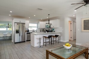 Private kitchen - Elegant, Modern Home 12 Minutes From Raymond James! (Tampa)