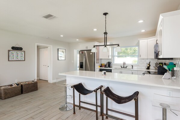 Private kitchen - Elegant, Modern Home 12 Minutes From Raymond James! (Tampa)