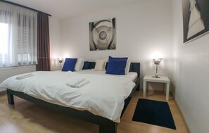 2 chambres, coffres-forts dans les chambres, lit parapluie