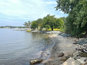 En la playa y toallas de playa 