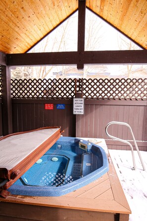 Indoor spa tub