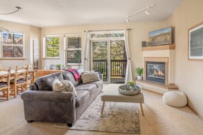 Una Smart TV, una chimenea