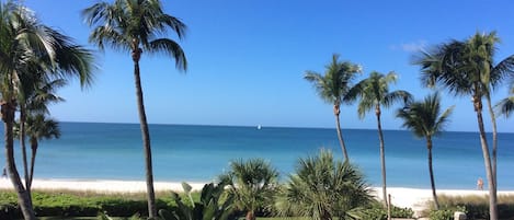 Na praia, espreguiçadeiras, toalhas de praia