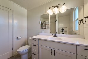 Duschwanne, Haartrockner, Handtücher, Seife